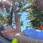Angélica Celaya Instagram – Descubierto el mundo en tu naturaleza 💛 @angel_alessandro_garcia 
Pidiendo deseos, escuchando el cielo y correteando a varias cachoras 🦎