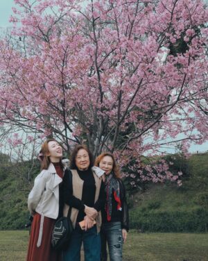 Angel Wang Instagram - ❤️
偉大的母親節！就來秀秀我們家偉大的兩位母親
Happy Mother’s Day🤍🤍🤍
#三代同堂
#我媽不要再往後躲了😂