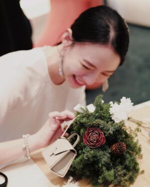 Angel Wang Instagram - 🎄
感謝 @valextra 邀請 參與了2024春夏新品預覽
還有好玩的手作聖誕樹體驗！
義大利國寶級的品牌Valextra 
每款包款設計看似簡單 卻充滿奢華的細節
高品質的皮革、細緻的工藝
卻也符合現代人生活的需求，耐用及實裝
趁著這個週末 快去信義微風逛逛吧
#valextra #valextrataiwan #valextra信義微風