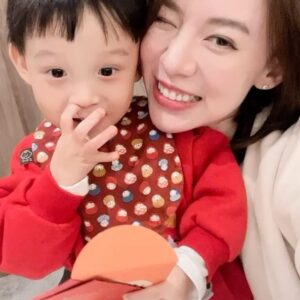 Angel Wang Instagram - 🧨
謝謝兔年，龍年我來了。
除夕只拍到兩個侄子的日常挖鼻照
那就希望新的一年跟他們一樣開開心心每一天🤍
Ps. 有人想邀請我開水餃店的歡迎留言哦🤣
#守歲夜