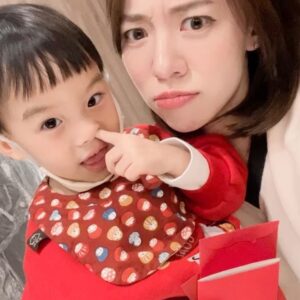 Angel Wang Instagram - 🧨
謝謝兔年，龍年我來了。
除夕只拍到兩個侄子的日常挖鼻照
那就希望新的一年跟他們一樣開開心心每一天🤍
Ps. 有人想邀請我開水餃店的歡迎留言哦🤣
#守歲夜