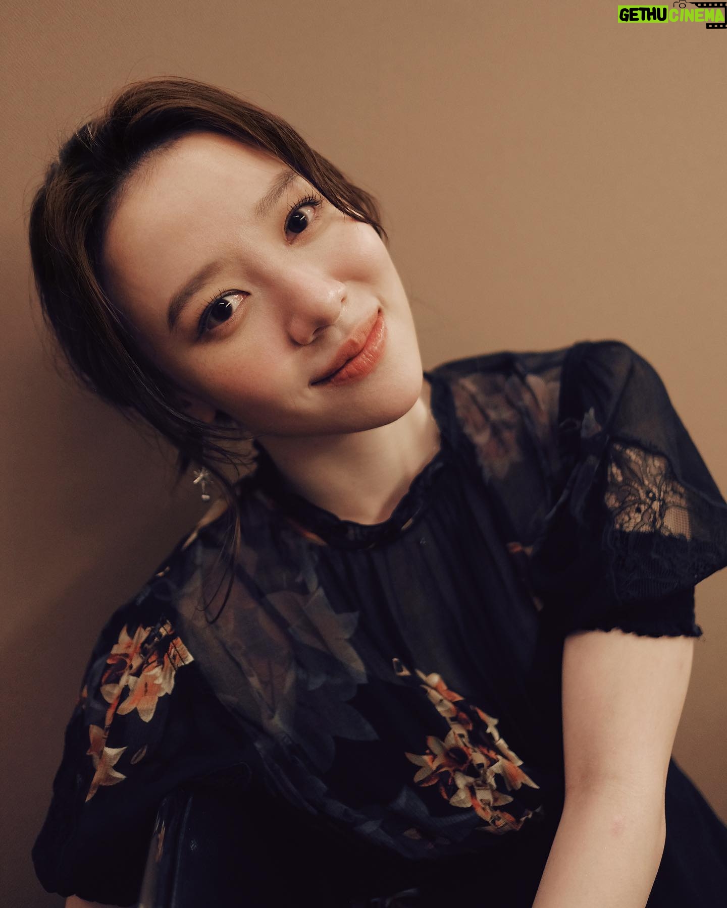 Angel Wang - 3 Likes - 記者會那天的後臺🤍
下午為了選擇哪張當封面掙扎了很久
雖然本來是第二張贏了
但我很抱歉的在發完文後發現版面格式的問題
我只好選第二名了🥹🥹🥹
還是要告訴我 你們喜歡哪樣的我唷❤️
Hair Stylist / @yun331 @driven.by
Make Up / @backstage_aga @backstage_makeup
Outfit / @allsaintstaiwan @allsaints_style #AllSaintsTaiwan
Photographer / @tristashen