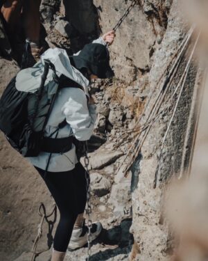 Angel Wang Instagram - ⛰️
其實前陣子我的韌帶撕裂傷很嚴重
導致現在都還有後遺症的積水還在治療
所以這趟眠月線我很掙扎
但內心真的真的真的很想去
（一定不是因為有很多攝影師隨行的原因🤣）
同時也對登山做一些功課
計算重量呀 裝備的選擇等等
謝謝 @salomon_tw 的ELIXIR Goretex登山鞋
對我的腳踝與給予最大的保護和支撐
重點還超級輕！！！大力推薦！
📷： @__alexzheng__ 
#眠月線