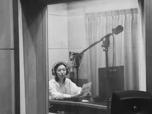 Angel Wang Instagram - 🎤
我常常被身邊的朋友說很可怕
因為我具備一個能力 那就是「相機雷達」
不論前面、左邊、右邊，甚至背後
只要你準備拍我 我都會感應到 然後給你一個表情
包括正在配音工作的我🙈
但想拍照還是隨時歡迎
合照還是比偷拍美很多的唷🤍
#新年第一工