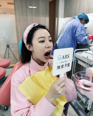 Angel Wang Instagram - ✨
以前我對於我的牙齒勉強還算滿意
不用特別矯正、智齒也沒有影響、顏色也不算太黃
但每次看鏡子笑 還是覺得牙齒有一些地方好像可以更好！
這次來到 @arsdentalclinic 
所有的疑難雜症都由專業的鄭聖達醫師 替我解答了
這次做了「冷光美白   噴砂美白」
把我很在意牙齒邊邊角角的顏色
做了很好的處理！
而且不得不讚許雅偲的景色
來看牙齒卻也可以欣賞到台北車站的風景，真的很療癒！
相信對害怕看牙齒的朋友一定很有幫助
#雅偲牙醫