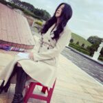 Angel Han Instagram - 非常早起就算了……非常冷就算了……風還非常大……厭世臉來一個🙄 再來點首什麼歌？🤔