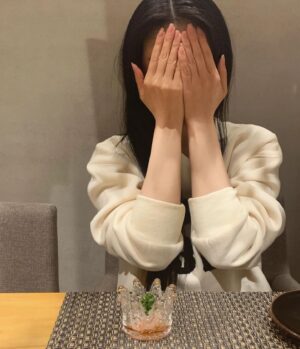 Angel Han Instagram - 姊說：皇冠耶～好適合你哦～😜
我說：哪有，我鼻要拍😳