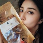 Angel Han Instagram - 我的助理佐佐開手作點心店❤️❤️❤️ @mocha_sweet_tw 我叫他兒子，他叫我媽咪～可是時間久了，我都忘了為什麼要這樣叫 他說：有一次開車載我，他下車買麵包，旁邊剛好有警察，警察問：你媽媽是不是在車上等你…… 所以，從此以後，我就是他媽咪了🤣