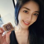 Angel Han Instagram - 我的助理佐佐開手作點心店❤️❤️❤️ @mocha_sweet_tw 我叫他兒子，他叫我媽咪～可是時間久了，我都忘了為什麼要這樣叫 他說：有一次開車載我，他下車買麵包，旁邊剛好有警察，警察問：你媽媽是不是在車上等你…… 所以，從此以後，我就是他媽咪了🤣