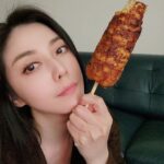Angel Han Instagram - 因為在金山拍戲，所以一定要吃烤玉米？😝 昨天沒去買，今天買來吃一下好了🤤我愛烤玉米😍 喔～還有包子😋。。。中餐✅️✅️✅️