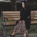 Angel Han Instagram – 等待拍攝的發呆🤭～
謝謝我們劇組的側拍小能手😘