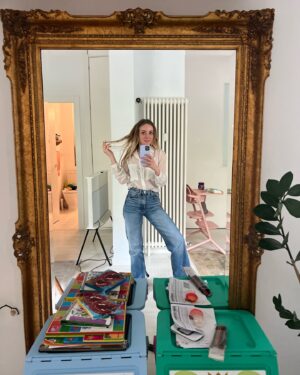 Ángela Cremonte Instagram - Todos mis intentos de autorretrato terminan con mi hija encima o con la puerta del baño abierta. Busca las diferencias. Pues eso.
