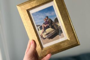 Ángela Cremonte Instagram - Ayer emitió su último capítulo esta serie que ya es leyenda en la historia audiovisual (y social) de España. 

Muy agradecida y orgullosa de haber coprotagonizado una de sus muchas temporadas junto a los compañeros que veis en las fotos, los que no salen en ellas pero estaban todos los días, y los que trabajaban detrás de las cámaras. 

Contar con un equipo tan increíble en todos los departamentos fue un regalo. Solo así se puede sacar adelante una serie como @amaresparasiempre. Con esfuerzo, amor, compromiso y madrugón. 
Una serie diaria es otro nivel de agotamiento. Nunca había dormido tan poco como en la época del rodaje de Amar (hasta que fui madre que, obviamente, le dimos la vuelta al marcador 😅). 
En cualquier caso, interpretar a Valeria Prado mereció la ojera. 

Larga vida a Amar, a sus actores insignia @itziar_miranda, @manubaqueiro_ , Antonio Sayagués & Co., y a los que confiaron en mí para aportar mi granito de arena:  @_eduardocasanova & @diagonaltelevisio 🫶🏽