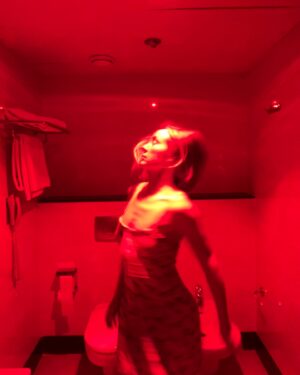 Ángela Cremonte Instagram - La gira en Granada 🍎 ha sido de bastante camerino, fútbol, comida que no he fotografiado porque con estos dos no se puede relajar una y últimas funciones. 
Me he cortado el pelo porque me pesaban el pasado y el estado de la cuestión 🌍 🍉 . En el presente estoy más ligera. Para el futuro no tengo medida.