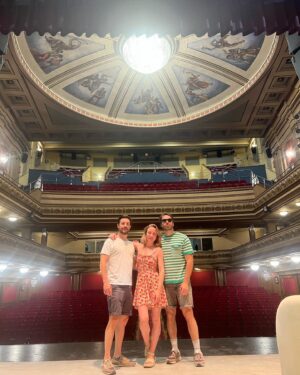 Ángela Cremonte Instagram - La gira en Granada 🍎 ha sido de bastante camerino, fútbol, comida que no he fotografiado porque con estos dos no se puede relajar una y últimas funciones. 
Me he cortado el pelo porque me pesaban el pasado y el estado de la cuestión 🌍 🍉 . En el presente estoy más ligera. Para el futuro no tengo medida.