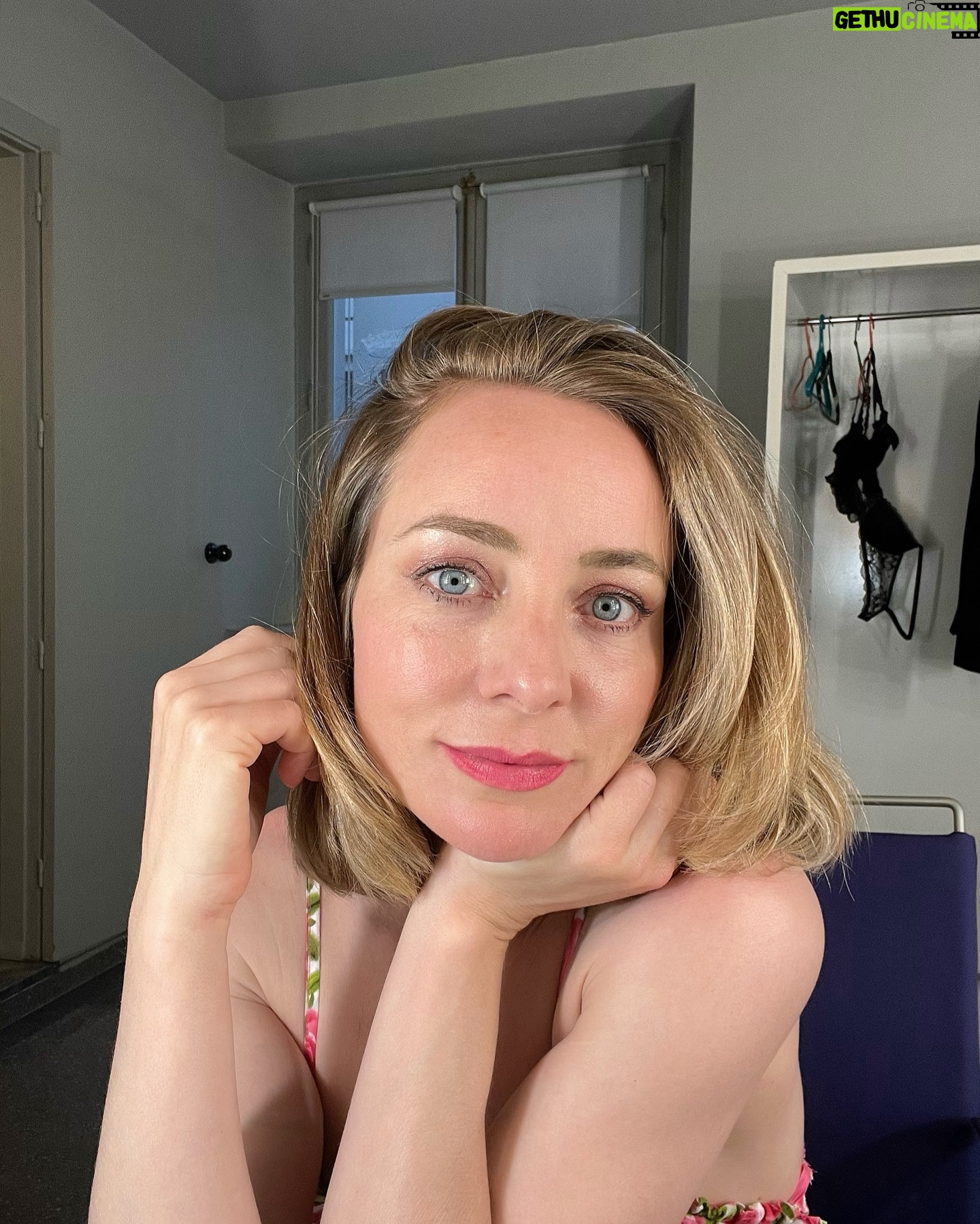 Ángela Cremonte - 3 Likes - La gira en Granada 🍎 ha sido de bastante camerino, fútbol, comida que no he fotografiado porque con estos dos no se puede relajar una y últimas funciones.
Me he cortado el pelo porque me pesaban el pasado y el estado de la cuestión 🌍 🍉 . En el presente estoy más ligera. Para el futuro no tengo medida.