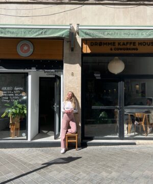 Ángela Cremonte Instagram - Una de estas mañanas en nuestro @dromme.kaffe ☕️.
Tostamos el café que bebemos y el que os damos. El Sol, también lo compartimos ☀️🤗

🗺️ C/Juana Doña, 8, Madrid. El horario lo tenéis en la cristalera de mi puño y letra 😉
.
.

#cafedeespecialidad 
#specialtycoffee