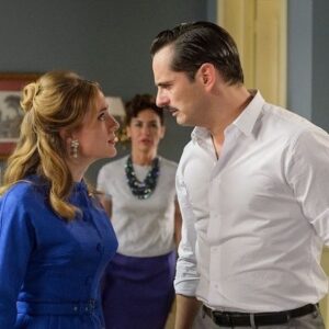 Ángela Cremonte Instagram - Ayer emitió su último capítulo esta serie que ya es leyenda en la historia audiovisual (y social) de España. 

Muy agradecida y orgullosa de haber coprotagonizado una de sus muchas temporadas junto a los compañeros que veis en las fotos, los que no salen en ellas pero estaban todos los días, y los que trabajaban detrás de las cámaras. 

Contar con un equipo tan increíble en todos los departamentos fue un regalo. Solo así se puede sacar adelante una serie como @amaresparasiempre. Con esfuerzo, amor, compromiso y madrugón. 
Una serie diaria es otro nivel de agotamiento. Nunca había dormido tan poco como en la época del rodaje de Amar (hasta que fui madre que, obviamente, le dimos la vuelta al marcador 😅). 
En cualquier caso, interpretar a Valeria Prado mereció la ojera. 

Larga vida a Amar, a sus actores insignia @itziar_miranda, @manubaqueiro_ , Antonio Sayagués & Co., y a los que confiaron en mí para aportar mi granito de arena:  @_eduardocasanova & @diagonaltelevisio 🫶🏽