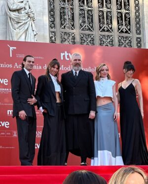 Ángela Cremonte Instagram - 🕊️⭐️ Gracias equipo @elioberhanyeroficial @casaotrura & @sdelazaro por vuestro talento y cariño. Un privilegio acompañaros anoche en los primeros Premios de la Academia de la Moda Española. Os merecéis todo lo bueno que os venga. 

Muah @yosbaute & @manu_repila 

Special thanks to 💍 @luxenteroficial @trastiendapress & @vanesavegavv 
@palomajuanes

📸 @leticiadiazdelamorena