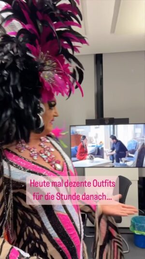 Angela Finger-Erben Instagram - Heute was Dezentes für „Die Stunde danach“ (RTL)😂 Jetzt wieder täglich nach dem #Dschungelcamp 🎉❤️ Eeendlich wieder Kindergeburtstag für Erwachsene. Heute mit @thorsten_legat_official, @filip_pavlovic1 und @djamilarowe. 

Seid ihr dabei? Auf welche Dschungelcamper freut ihr euch besonders, auf wen weniger? 

#ibes #ibes2024 #twenty4tim #coraschumacher #oliverpocher #dsd #davidodonkor #reality #rtl