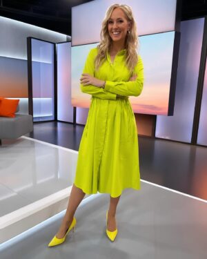 Angela Finger-Erben Instagram - Mir scheint die Sonne aus dem A… Ärmel 🤩 Frühjahrsputz macht glücklich, in Köln in blauer Himmel, im Süden gibt’s Schnee - es immer was los. Und das macht Spaß! Bis später 🩵 #tv #rtl #morning #gelb