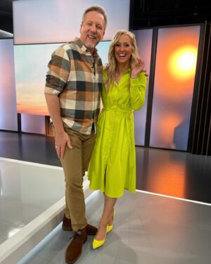 Angela Finger-Erben Instagram - Mir scheint die Sonne aus dem A… Ärmel 🤩 Frühjahrsputz macht glücklich, in Köln in blauer Himmel, im Süden gibt’s Schnee - es immer was los. Und das macht Spaß! Bis später 🩵 #tv #rtl #morning #gelb