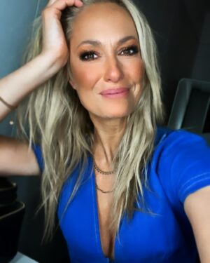 Angela Finger-Erben Instagram - Sitze gerade mit meinem Mann vor dem Kamin, die Kinder sind seit Stunden in ihren Zimmern und spielen und ich bin voller Vorfreude auf 2024 💙 Auf Neues hier bei uns zu Hause, viel Zeit mit meiner Familie, auf mega Projekte wie @ichbineinstar.rtl , @schwiegertochtergesucht.rtl , @punkt6.rtl …, Zeit mit Freunden und tollen Menschen um mich herum! Hab so Bock… natürlich auch auf Euch! #2024 #best #vorfreude #happy