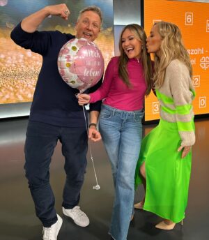 Angela Finger-Erben Instagram - Weltfrauentag und @madelinezilch hat Geburtstag! Toller Freitag 💚 Danke für all eure Nachrichten heute. Ganz tolles Wochenende euch! Styling @rtl_style @pollyshndr Rock und Pulli @marccain MakeUp @marcel_joel_makeupartist #tv #rtl #punkt6