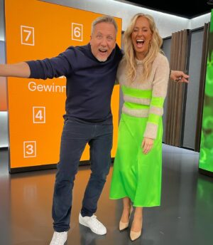Angela Finger-Erben Instagram - Weltfrauentag und @madelinezilch hat Geburtstag! Toller Freitag 💚 Danke für all eure Nachrichten heute. Ganz tolles Wochenende euch! Styling @rtl_style @pollyshndr Rock und Pulli @marccain MakeUp @marcel_joel_makeupartist #tv #rtl #punkt6