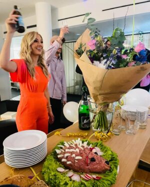 Angela Finger-Erben Instagram - Day #14 Kim ist raus und ich hab Geburtstag! DANKE für eure ganzen lieben Glückwünschen!!! Und Danke an das tollste Team von @itvstudiosgermany und @rtl_de @ichbineinstar.rtl 🙏🏼 Ich liebe es mit euch meinen Geburtstag zu feiern!!! #ibes #dsd #mettigel #bier #schampus 🧡 #styling @annika.stylist @silvanaschwan 📸 @babssi_film
