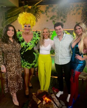 Angela Finger-Erben Instagram - Day #13 💛 Felix ist raus und ich mag den Style so gerne - DANKE an @marcel_joel_makeupartist und @annika.stylist 🙏🏼 📸 @babssi_film #ibes #dsd #dschungel