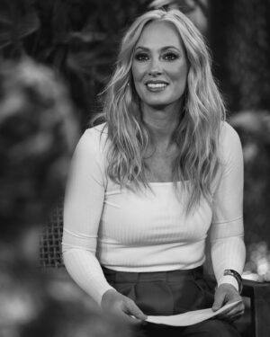 Angela Finger-Erben Instagram - Day #3 🤍 Es war viiiieeel los! Cora hat das Camp verlassen und @rtlplus bricht zusammen, weil sich zu viele einloggen wollten, um uns „Die Stunde danach“ zu gucken! Es tut uns so leid, dass sowas passiert 🫣 Es war nämlich grandios: viele Live Schalten nach Australien, auch zu Sonja und Jan, exklusives Bildmaterial aus dem Camp und tolle Gäste @julianfmstoeckel @diva_dd_vip @cosimoofficial #ibes #dsd #danke #style @miss.mulo @annika.stylist 📸 @babssi_film @miss.mulo
