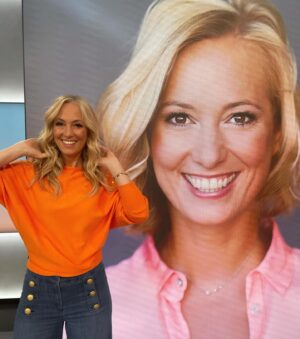 Angela Finger-Erben Instagram - Bin voll im Trend mit dem Short-Bob oder Long-Bob oder Bob fahren! You like? 👍🏽 oder 👎🏽? #frisur #new Ist ja schon eine Überwindung lange Haare abschneiden zu lassen 🫣