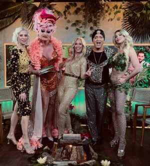 Angela Finger-Erben Instagram - Day #9 💥 Sarah ist raus - wir sind voll drin! Im Dschungelfieber #ibes #dsd #dschungel @ichbineinstar.rtl 💛 Styling @miss.mulo @annika.stylist