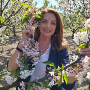 Angela Gerekou Instagram - Ένας ακόμα σταθμός για το project μας «Ανθισμένες Διαδρομες -Λευκάδιος Χερν». Αυτη την φορά στην όμορφη Πιερία μας! Σήμερα στην περιοχή Κολινδρου Πιερίας,αύριο στην Ράχη!! Είναι μεγάλη η χαρά μου κάθε φορά  να βλέπω μια ιδέα που γεννήθηκε πριν κάποιο καιρό να ολοκληρώνεται σιγά σιγά μπροστά στα μάτια μας! Σας ευχαριστώ όλους κ όλες!Συνεχίζουμε...ΜΑΖΙ! 💜 #AngelaGerekou