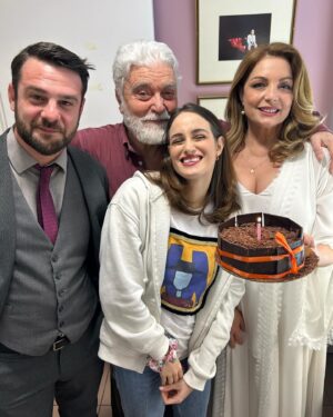 Angela Gerekou Instagram - Early Birthday celebration 🍾 Λίγες μέρες πριν τα γενέθλια μου έκπληξη στο καμαρίνι! 
Αγαπημένοι μου σας ευχαριστώ! ❤️ 

#AngelaGerekou #TaTeleftaiaFeggaria #Theater #birthday