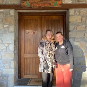 Angela Gerekou Instagram - Η  γιαγιά Ανθουλα στο καφενείο του χωριού στους Πενταγιους μου μαθαίνει μυστικά για τα χόρτα κ όχι μόνο.
Κ πιο κάτω στο Διχωρι η Ματίνα μου λέει πόσο απολαμβάνει την ζωή της στο χωριό  μετά την απόφαση της αφού τελείωσε ΑΣΟΕ αλλά πήρε κ το δίπλωμα μαγειρικής. Βέβαια η Ματίνα έχει δημιουργήσει ένα υπεροχο  στέκι για καλό φαγητό με τοπικές γεύσεις αλλά κ έναν όμορφο ξενωνα για επισκέπτες που αγαπούν την φύση κ τις τοπικες αυθεντικές εμπειρίες! Το παρελθόν με τις ρίζες του αλλά κ η φρεσκάδα του παροντος μπορούν να δημιουργήσουν ένα  σπουδαίο μέλλον για τα χωριά της Β.Φωκιδας! ....Κουπακι ,Κροκυλιο Αρτοτινα........Ευχαριστώ για αυτά που μοιραστηκαμε! ❤️✨️🙏🏻 #AngelaGerekou #Greece