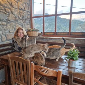 Angela Gerekou Instagram - Η  γιαγιά Ανθουλα στο καφενείο του χωριού στους Πενταγιους μου μαθαίνει μυστικά για τα χόρτα κ όχι μόνο.
Κ πιο κάτω στο Διχωρι η Ματίνα μου λέει πόσο απολαμβάνει την ζωή της στο χωριό  μετά την απόφαση της αφού τελείωσε ΑΣΟΕ αλλά πήρε κ το δίπλωμα μαγειρικής. Βέβαια η Ματίνα έχει δημιουργήσει ένα υπεροχο  στέκι για καλό φαγητό με τοπικές γεύσεις αλλά κ έναν όμορφο ξενωνα για επισκέπτες που αγαπούν την φύση κ τις τοπικες αυθεντικές εμπειρίες! Το παρελθόν με τις ρίζες του αλλά κ η φρεσκάδα του παροντος μπορούν να δημιουργήσουν ένα  σπουδαίο μέλλον για τα χωριά της Β.Φωκιδας! ....Κουπακι ,Κροκυλιο Αρτοτινα........Ευχαριστώ για αυτά που μοιραστηκαμε! ❤️✨️🙏🏻 #AngelaGerekou #Greece