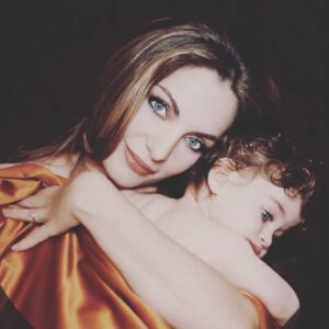 Angela Gerekou Instagram - Σαν σήμερα γεννήθηκες και γεμίσε η ζωή μας με ότι πολυτιμότερο μας έδωσε η Παναγια, αυτή την ευλογημένη μέρα. Χιλιοχρονη κ Χαρουμενη υπεροχο μου πλασμα!Προχώρα Μαράκι μου με Αγάπη και Πιστη όπως εσύ ξέρεις! Και εμείς πάντα κοντά σου. Εγω από εδώ και ο μπαμπας σου από εκεί!!!!🙏🏻❤❤
Πολλές ευχές για όλους όσους γιορτάζουν σήμερα! Η Παναγια μας να μας προστατεύει!!!🤍 @maria_voskopoulou
