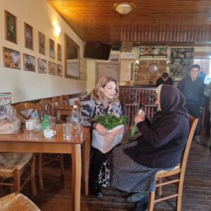 Angela Gerekou Instagram - Η  γιαγιά Ανθουλα στο καφενείο του χωριού στους Πενταγιους μου μαθαίνει μυστικά για τα χόρτα κ όχι μόνο.
Κ πιο κάτω στο Διχωρι η Ματίνα μου λέει πόσο απολαμβάνει την ζωή της στο χωριό  μετά την απόφαση της αφού τελείωσε ΑΣΟΕ αλλά πήρε κ το δίπλωμα μαγειρικής. Βέβαια η Ματίνα έχει δημιουργήσει ένα υπεροχο  στέκι για καλό φαγητό με τοπικές γεύσεις αλλά κ έναν όμορφο ξενωνα για επισκέπτες που αγαπούν την φύση κ τις τοπικες αυθεντικές εμπειρίες! Το παρελθόν με τις ρίζες του αλλά κ η φρεσκάδα του παροντος μπορούν να δημιουργήσουν ένα  σπουδαίο μέλλον για τα χωριά της Β.Φωκιδας! ....Κουπακι ,Κροκυλιο Αρτοτινα........Ευχαριστώ για αυτά που μοιραστηκαμε! ❤️✨️🙏🏻 #AngelaGerekou #Greece