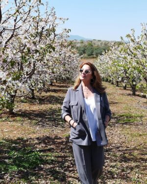 Angela Gerekou Instagram - Ο Όλυμπος...ακόμα χιονισμένος...και οι κερασιες ετοιμάζονται να μοιραστούν μαζί μας τον Μάιο τους καρπούς τους!! Ευλογία!!
Σε ευχαριστούμε Πιερία!!
#AngelaGerekou #Greece #cherry #gnto #ΕΟΤ #president 
🇬🇷💙🍒🙏🇬🇷🍒