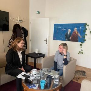 Angela Gerekou Instagram - Με τον σπουδαίο εμπνευστή PhD Pavel Sitek του προτύπου  πολιτιστικού κέντρου τεχνών και καινοτομίας #HYBERSKA και την ομάδα του στην Πράγα! Αποδέχομενη την πρόσκληση τους συναντηθήκαμε και συζητήσαμε για προγράμματα συνεργασίας Τσεχίας  και Ελλάδας πάνω στα πεδία του πολιτιστικού και οικολογικού αγροτουρισμού. Σπουδαία η πρόταση του Πανεπιστημίου Facolta of life sciences για συνεργασία προώθησης καινοτόμων μοντέλων τουριστικής ανάπτυξης  βάσει των ευρωπαϊκών προγραμμάτων μέσα από την αειφορία και την ανάδειξη τοπικών ταυτοτήτων με βάσει την κυκλικη οικονομία νέων μεθόδων διαχείρισης υδάτινων πόρων… Περισσότερα στην συνέχεια... Η Αρχή είναι το ήμισυ του Παντός!
Συνεχίζουμε να εργαζόμαστε  με Πίστη κ Ελπίδα για μια όμορφη ζωή για όλους! 🤍 #Prague #Greece #AngelaGerekou⁸