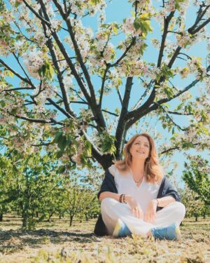 Angela Gerekou Instagram - Ο Όλυμπος...ακόμα χιονισμένος...και οι κερασιες ετοιμάζονται να μοιραστούν μαζί μας τον Μάιο τους καρπούς τους!! Ευλογία!!
Σε ευχαριστούμε Πιερία!!
#AngelaGerekou #Greece #cherry #gnto #ΕΟΤ #president 
🇬🇷💙🍒🙏🇬🇷🍒