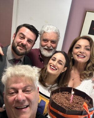 Angela Gerekou Instagram - Early Birthday celebration 🍾 Λίγες μέρες πριν τα γενέθλια μου έκπληξη στο καμαρίνι! 
Αγαπημένοι μου σας ευχαριστώ! ❤️ 

#AngelaGerekou #TaTeleftaiaFeggaria #Theater #birthday