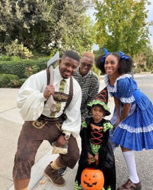Angela Lewis Instagram - Halloween 2022 was So. Fun! We found the cutest witch of all time! So cute I just couldn’t push her in the oven. 😂Can you guess what the family theme was? 

#halloween2022 #fairytale #brothersgrimm