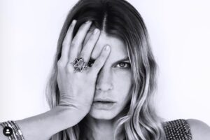 Angela Lindvall Instagram - “Mer” means Light. “Ka” means Spirit. “Ba” means Body. It links the mind, spirit, and body to produce an energy field that allows for enlightenment. The word Merkaba has its roots in Hebrew, meaning ‘Chariot’. The Merkaba balances and revives the activities between the two sides of our brain. Such training strengthens our sensitivities and mental abilities. The Merkaba assists us in our spiritual growth by connecting us with our higher self. When used in meditation, it more closely connects us to the Divine. The Merkaba enables us to feel unconditional love thus healing ourselves as well as others. It gives us the possibility to create the kind of harmonious life we desire. The Merkaba is also a tool that can be used to transcend and activates the protective love of the universe and awakens, heals, and transforms on the spiritual, physical, mental, and emotional levels. @peacebeginsinme 

Mekaba ring by @johnbrevard 
Photo by @bendraperphotography 
#merkaba #lightbody #paradigmshift #heal #humanity #riseconciousness #mind #body #light #spirit