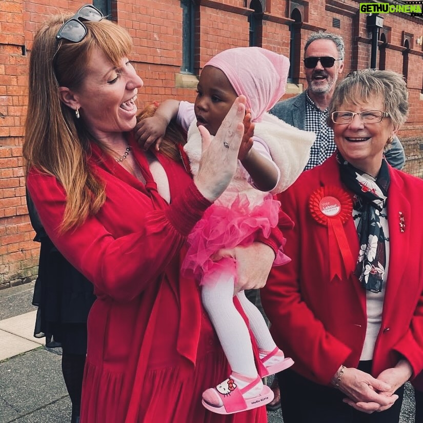 Angela Rayner - 3.9K Likes - High-five! 🙌🏻🌹🌸