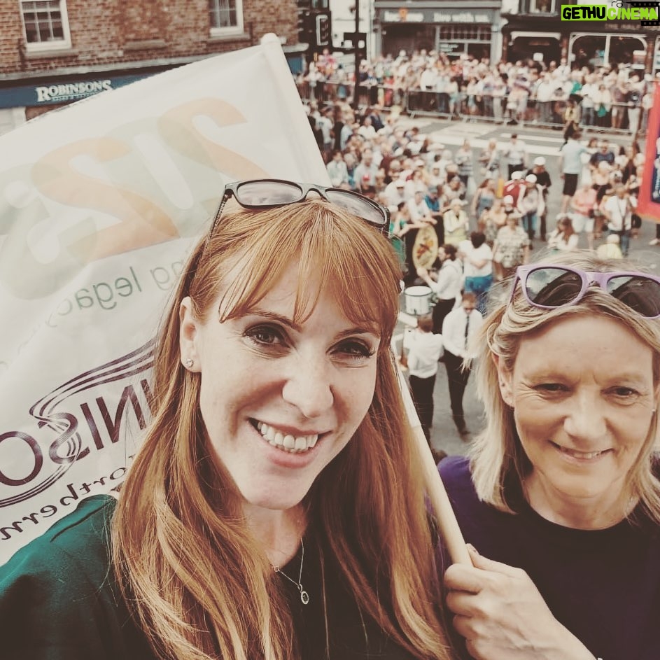 Angela Rayner - 3.3K Likes - Great to be back at @durhamminersgala
🌹✊🏻