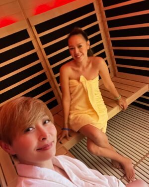 Angela Tong Instagram - Relaxing mommy spa time during our girls only staycation! @islandshangrila
#islandshangrila
@yunwellness.shangrila
@zevahairspa 
#YUNWELLNESS
#hongkong
#staycationhk @carrie.san ❤️