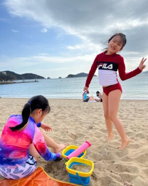 Angela Tong Instagram - Our Saturday @Repulse Bay Beach #chillin #alyssakassidy #sunfunandnothingtodo